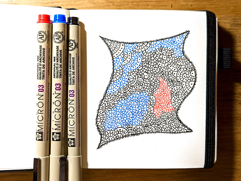 Von Hand gezeichnetes Muster mit Stiften Pigma Micron: Farben Schwarz, Blau und Rot