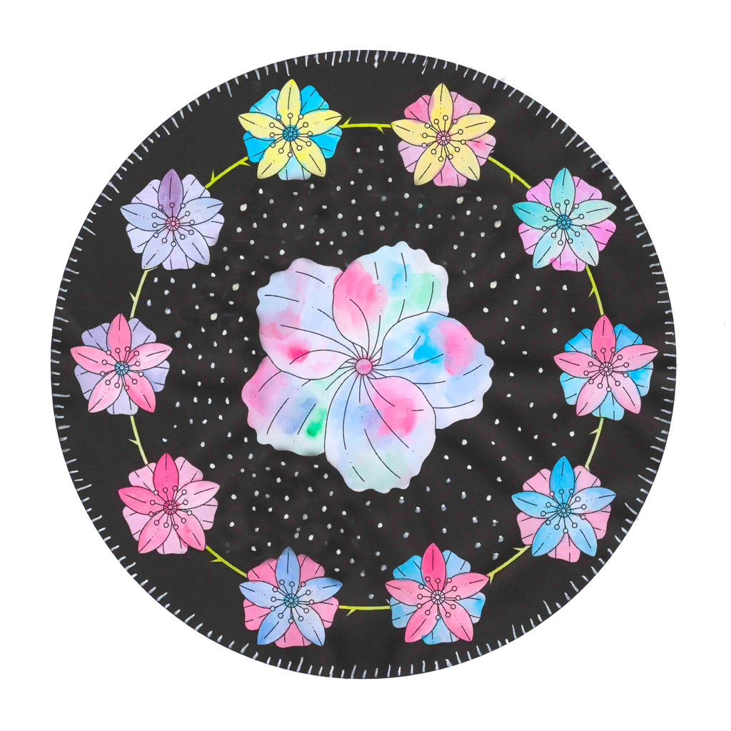 Blumen-Mandala vor schwarzem Hintergrund im Malbuch mit Aquarellbuntstiften ausgemalt